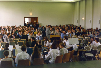 Ehemalige in der Aula des Reismann-Gymnasiums