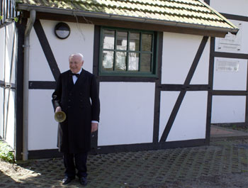 Herr Schneider mit Glocke