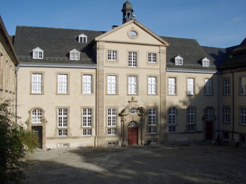 Fassade im Ehrenhof (mit Eingang zum Museum)