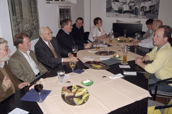 Diskussionsrunde bei einem kleinen Imbiss - Bild 1