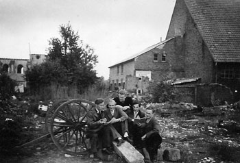 Auf dem Weg zur Schule 1948