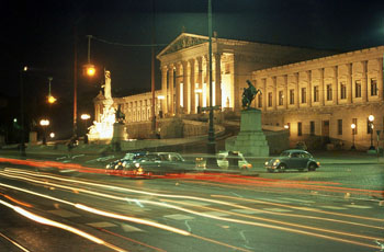 Parlamentsgebäude bei Nacht