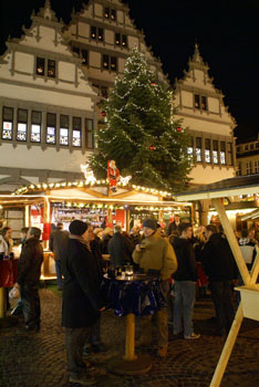 vor dem Rathaus