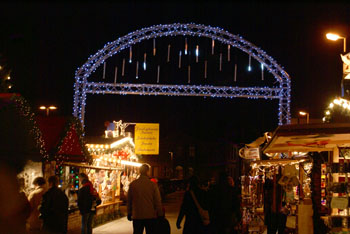 Weihnachtsmarkt bei Nacht
